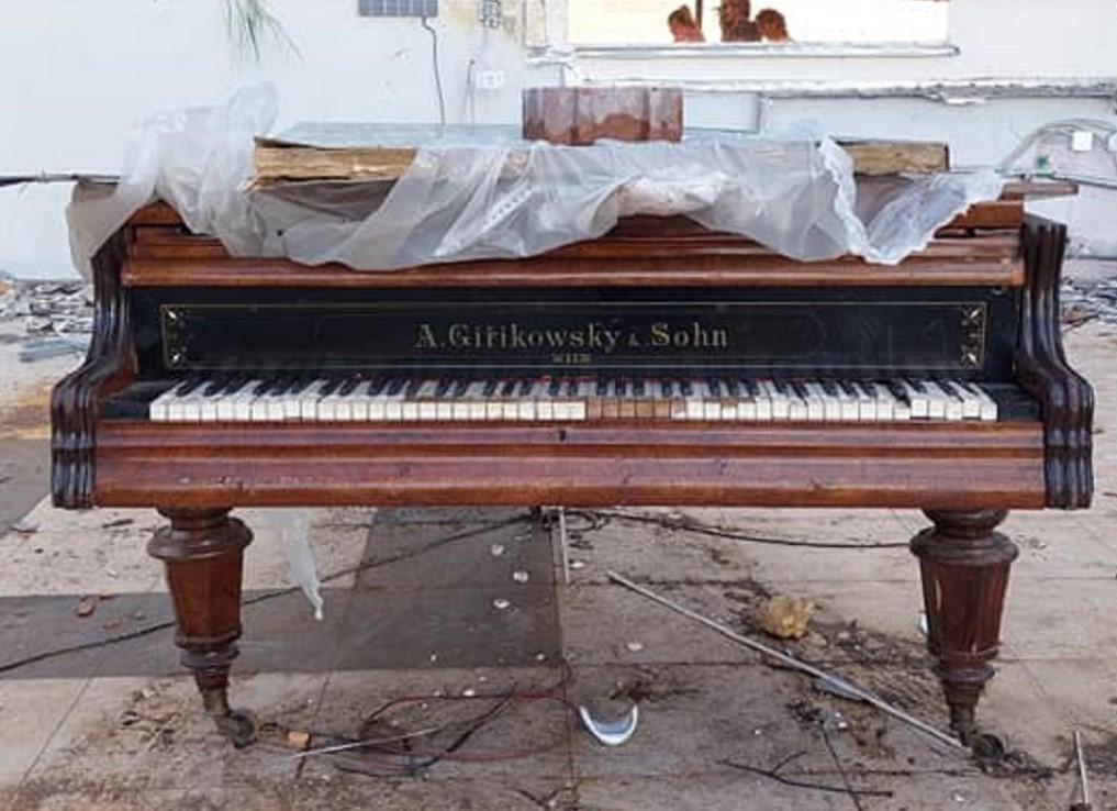 Na splitskoj plaži ostavljen klavir iz 19. vijeka: "Onaj ko ga je ostavio je krkan"