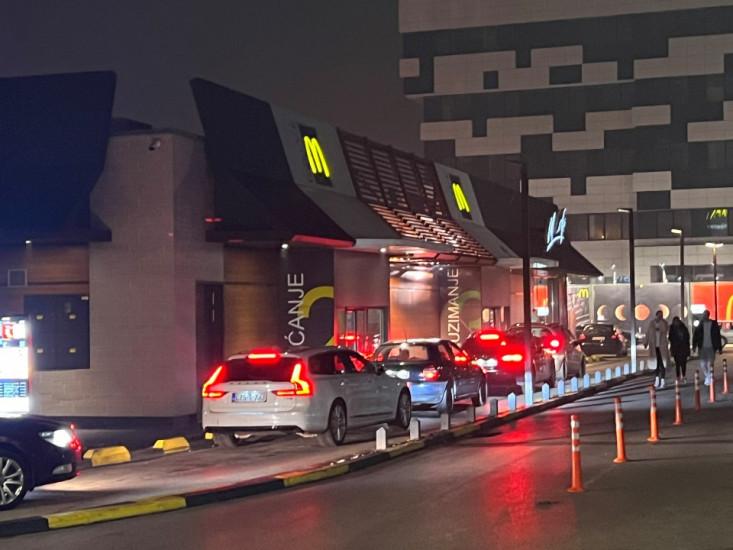 Red ispred McDonald's-a u Nedžarićima sinoć - Avaz