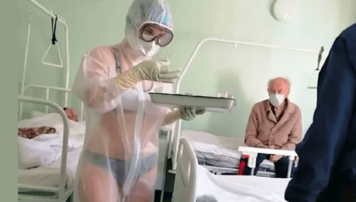 Fotografija medicinske sestre kako golišava brine o pacijentima obišla je svijet: Evo gdje je i kako izgleda danas