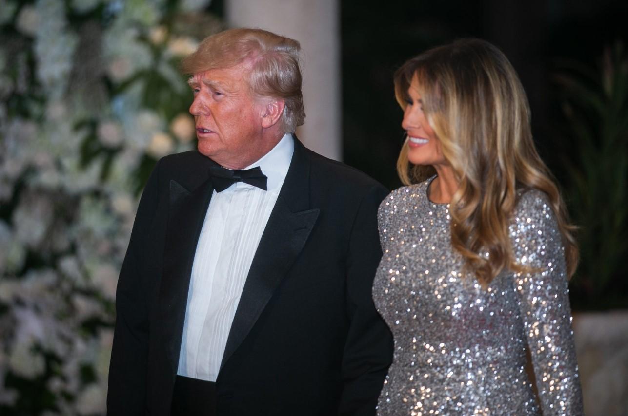 Trampova novogodišnja proslava na Floridi: Dvoje djece nije došlo, Melanija blistala u srebrnoj haljini