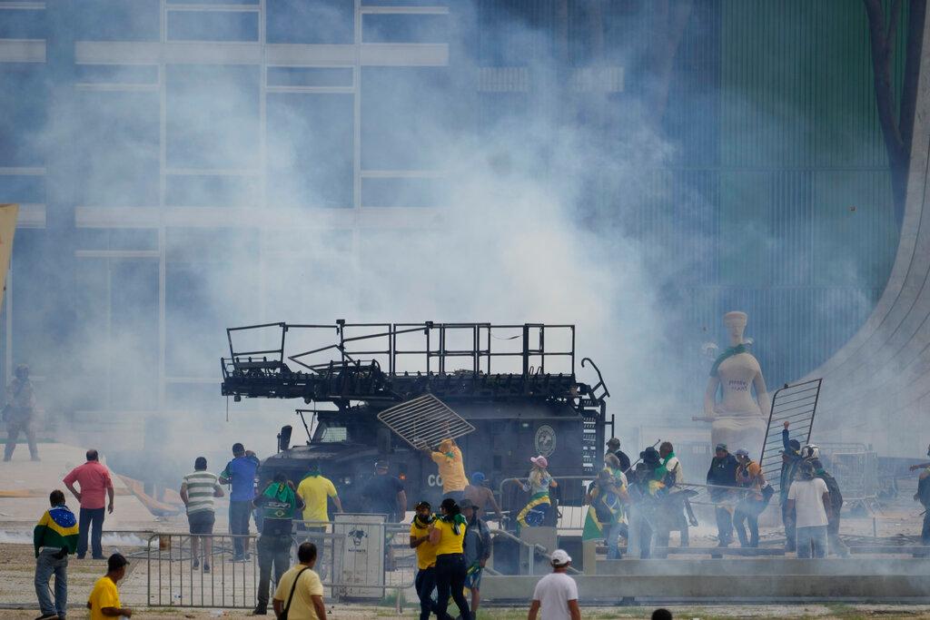 Bolsonarovi pristaše protestuju protiv povratka na vlast lijevog predsjednika Luiza Inacia Lule da Silve - Avaz