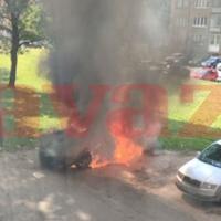Izgorio automobil na Grbavici: Vatrogasci i policija na terenu