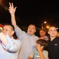 Koncert Baje Malog Knidže: Dodikova tri prsta, majice sa fotografijom Ratka Mladića i četnička ikonografija