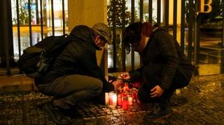 Potresne scene na ulicama Praga: Svijeće i cvijeće za žrtve masakra 