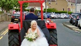 Nasmijala mnoge: Stigla na traktoru na svoju svadbu