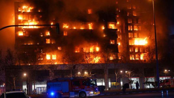 Požar je zahvatio zgradu od 14 spratova - Avaz