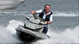 Bolsonaro na jet-skiju maltretirao grbavog kita i sve snimao