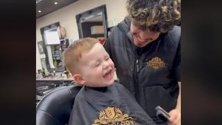 Ono što je ovaj dječak uradio u frizerskom salonu želja je mnogih roditelja