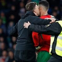 Video / Ronaldo je voljen gdje god ode: Navijač uletio na teren i poljubio Portugalca