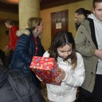 Radost i osmijesi u Goraždu: Novogodišnji paketići za više od 250 mališana