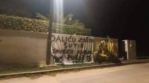 Poruka ispred Dalićeve kuće - Avaz