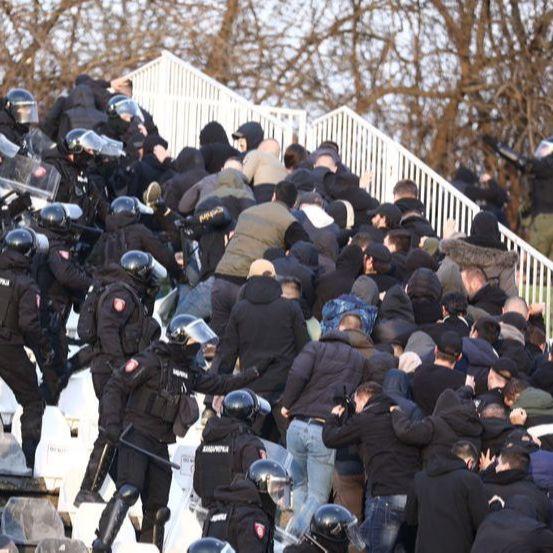 Prekinuta utakmica Čukaričkog i Partizana: Grobari čupali stolice, pa se potukli sa policijom