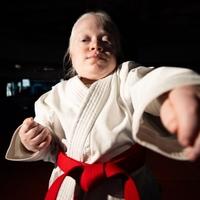 Želja albino djevojčice Bejze je postati prvak Evrope u karateu

