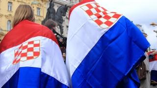 Navijači s ustaškom zastavom na meču reprezentacije Hrvatske sin HDZ-ovog funkcionera