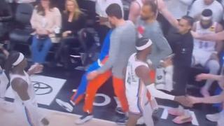 Video / Košarkaš pao u nesvijest usred NBA utakmice i srušio se pored igrača
