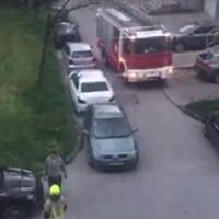 Video / Izbio požar u zgradi u Hrasnom: Na stubištu gorjele instalacije 