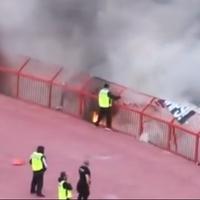 Video / Haos na beogradskom derbiju: "Grobari" izazvali požar na jugu, neki skočili u kanal