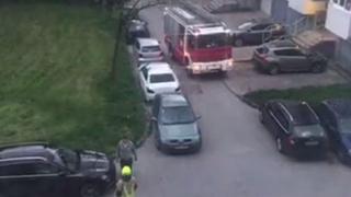 Video / Izbio požar u zgradi u Hrasnom: Na stubištu gorjele instalacije 