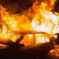 Snimak sa mjesta nesreće kod Kruševca: Nasred puta buktinja, automobil potpuno izgorio