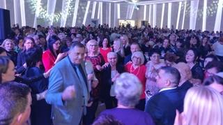 Dodik prisustvovao na stranačkoj proslavi 8. marta u Laktašima: "SNSD vodi računa o statusu žena i podršci njihovim porodicama"