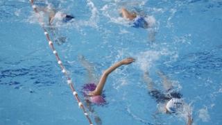 Na Olimpijskom bazenu Otoka ovog ljeta uživaju svi, od najmlađeg uzrasta do treće živote dobi