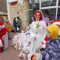 Uz zvuke trubača, u društvu Djeda Mraza i teta Vile, oko 250 mališana dobilo novogodišnje paketiće