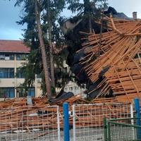 Olujni vjetar odnio krov sa gimnazije u Gračanici: Počupao grede i lim, nosio ga trideset metara