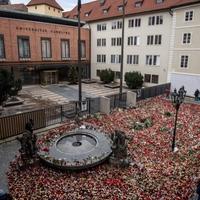 U Pragu održana komemoracija poginulima u napadu na Karlovom univerzitetu