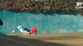 Fudbaler Željezničara udario u zid tokom utakmice, odmah je napustio igru