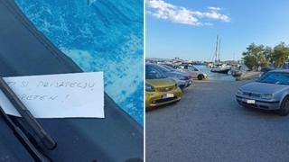 Zbog parkiranja pored splitske plaže dobio uvredljivu poruku na autu
