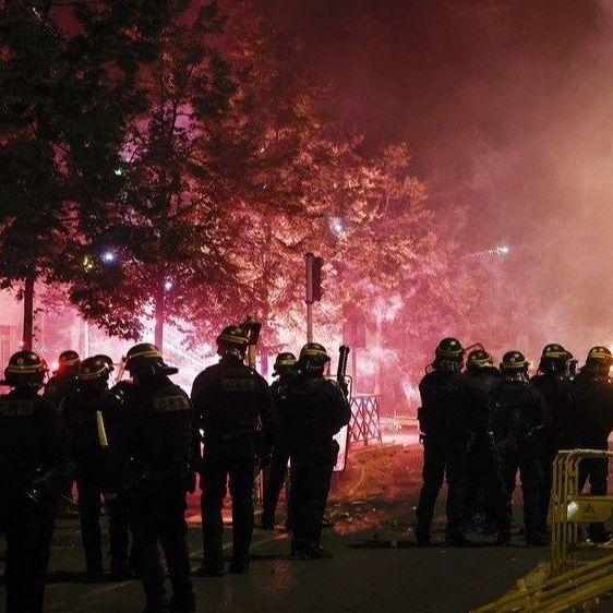 Veliki neredi u Francuskoj zbog ubistva mladića: Zapaljen tramvaj, uhapšeno 150 ljudi