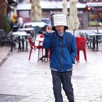 Muškarac šetao Sarajevom sa loncem na glavi: "Štitim se od elektromagnetnih talasa"