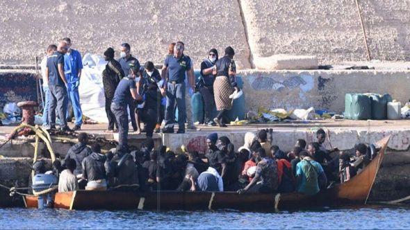 Čamac s migrantima - Avaz