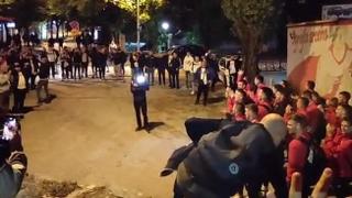 Igrače Zrinjskog navijači dočekali po povratku u Mostar: Proslava u dva sata poslije ponoći