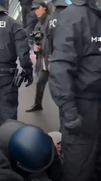 Hapšenje protestanta - Avaz