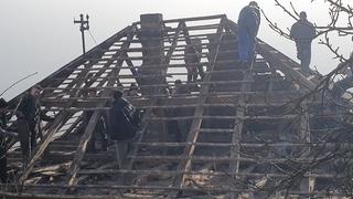 Komšije se udružile da pomognu Bećiru Mulamiću: Skida se oštećeni krov i stavlja novi