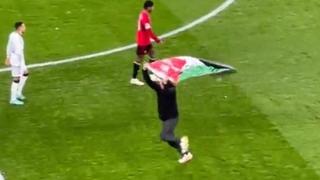Video / Utakmica Mančester junajteda prekinuta: Navijač uletio sa zastavom Palestine