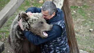 Petar Tubić spasio dvije medvjedice: Maša i Ljubica ostale bez majke, a sada su pitome