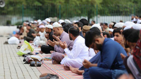 Muslimani u Pakistanu okupili su se na bajram-namazu prvog dana Ramazanskog bajrama - Avaz