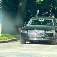 Ko je ostavio Audi 8 na raskrsnici na Grbavici: Policija osigurava vozilo