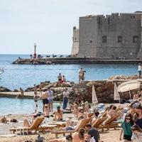 Kao da je počelo ljeto: Plaže u Dubrovniku krcate