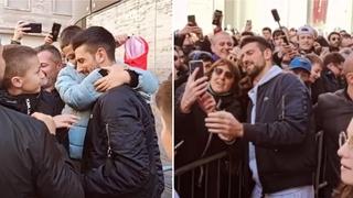 Ludnica ispred hotela, svi su čekali Đokovića: Fotografisao se s fanovima, djeca ga grlila