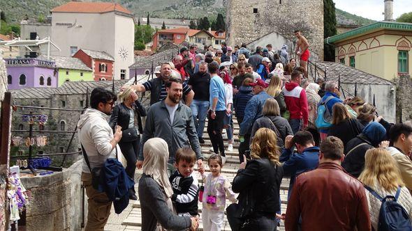 Stari grad vrvi turistima, mnogi uživali i skokovima sa UNESCO-ovog spomenika