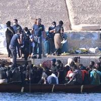 Španska policija uhapsila tri osobe zbog prisiljavanja migranata da skoče u more