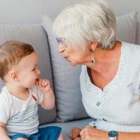 Kako reagira bakin mozak kada vidi unuče