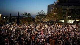 Više od 100.000 ljudi pred izraelskim parlamentom, traže smjenu Netanjahua