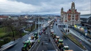 U Češkoj protesti poljoprivrednika, traktorima blokirali centar Praga