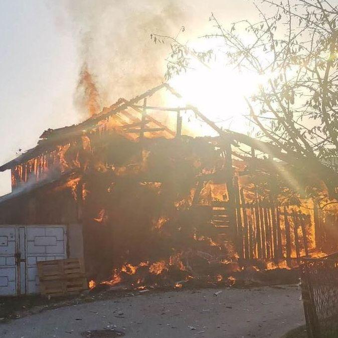 Požar u Vogošći: Zapalila se štala, jedna osoba lakše povrijeđena