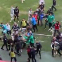Video / Novi haos u Turskoj: Žestoka tučnjava fudbalera Bursaspora i Dijarbekispora