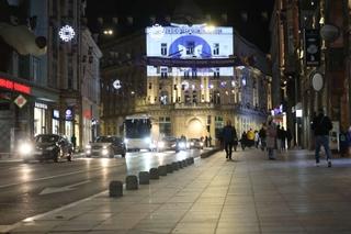 Zgrada iznad Vječne vatre u Sarajevu obasjana logom Dana nulte diskriminacije